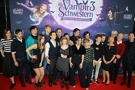 Filmpremiere "Vampirschwestern3": Eva van Leeuwen, Tim Trachte, Daniel Zillmann, Jamie Bick, David Zimmerschmied, Tim Oliver Schultz, Alexander Schubert, Marta Martin, Jana Pallaske, Laura Roge, Stipe Erceg, Christiane Paul, Franziska Gehm, Jonas Holdenrieder, Michael Kessler, Nikolaus Prediger, Uli Putz, Jakob Claussen und Martin Bachmann (©Foto: Martin Schmitz)